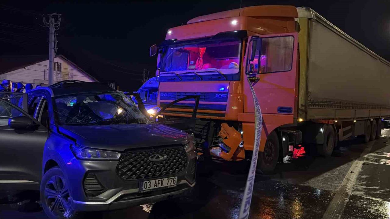 Ege'de feci kaza: Tırla otomobilin çarpıştığı kazada 7 kişi yaralandı