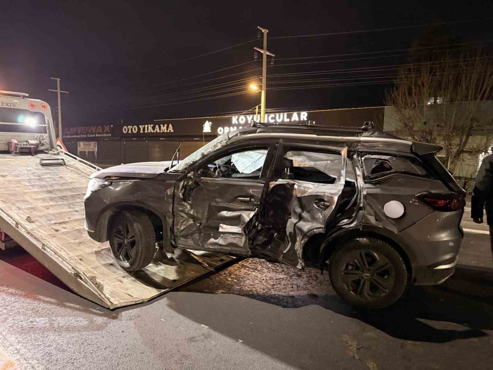 Ege'de feci kaza: Tırla otomobilin çarpıştığı kazada 7 kişi yaralandı