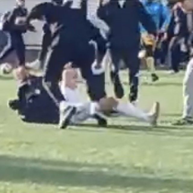 U18 maçında saha karıştı: Sandalyeler havada uçuştu!