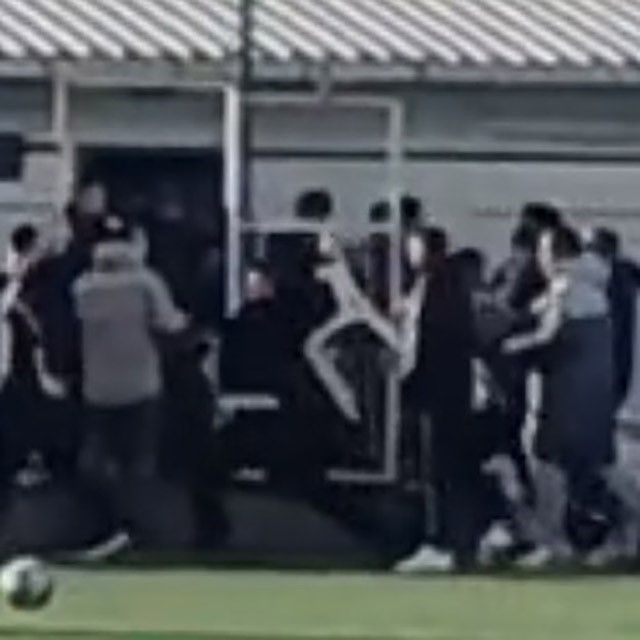 U18 maçında saha karıştı: Sandalyeler havada uçuştu!