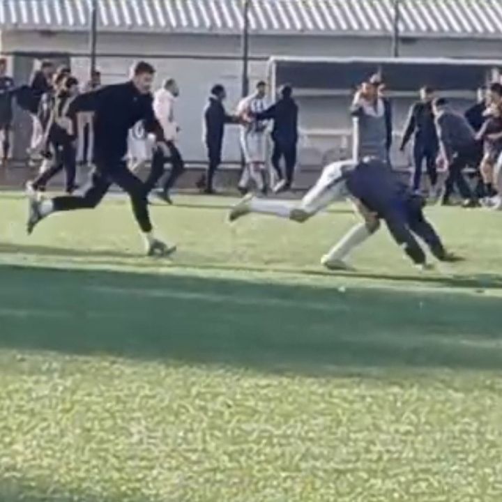 U18 maçında saha karıştı: Sandalyeler havada uçuştu!