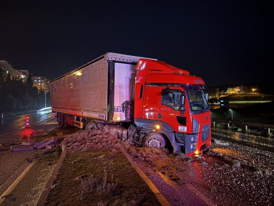 Manisa'da bir TIR kazası daha: Refüje çıktı!