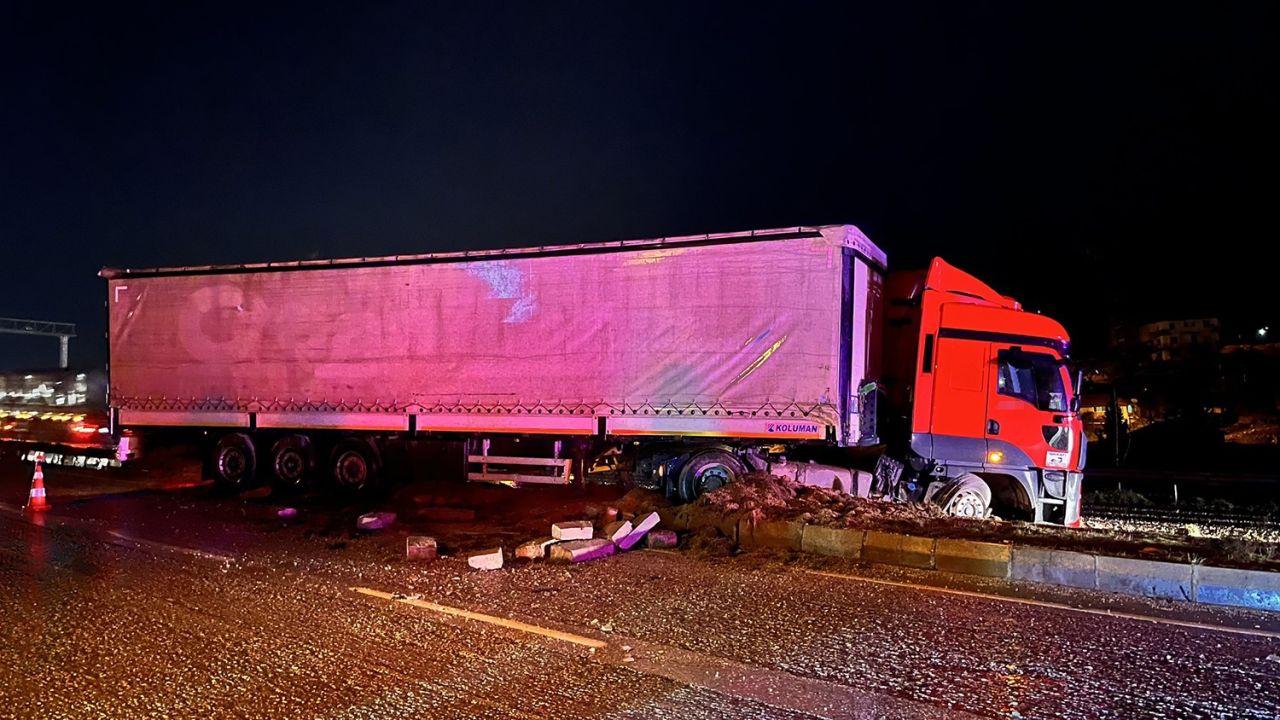 Manisa'da bir TIR kazası daha: Refüje çıktı!