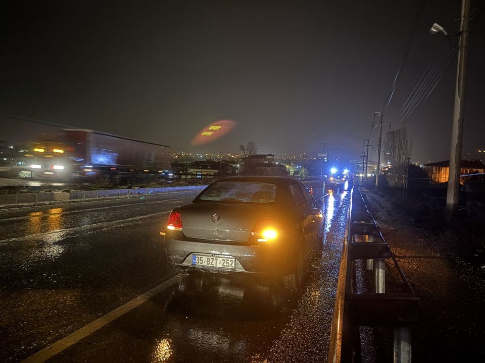 Manisa'da bir TIR kazası daha: Refüje çıktı!