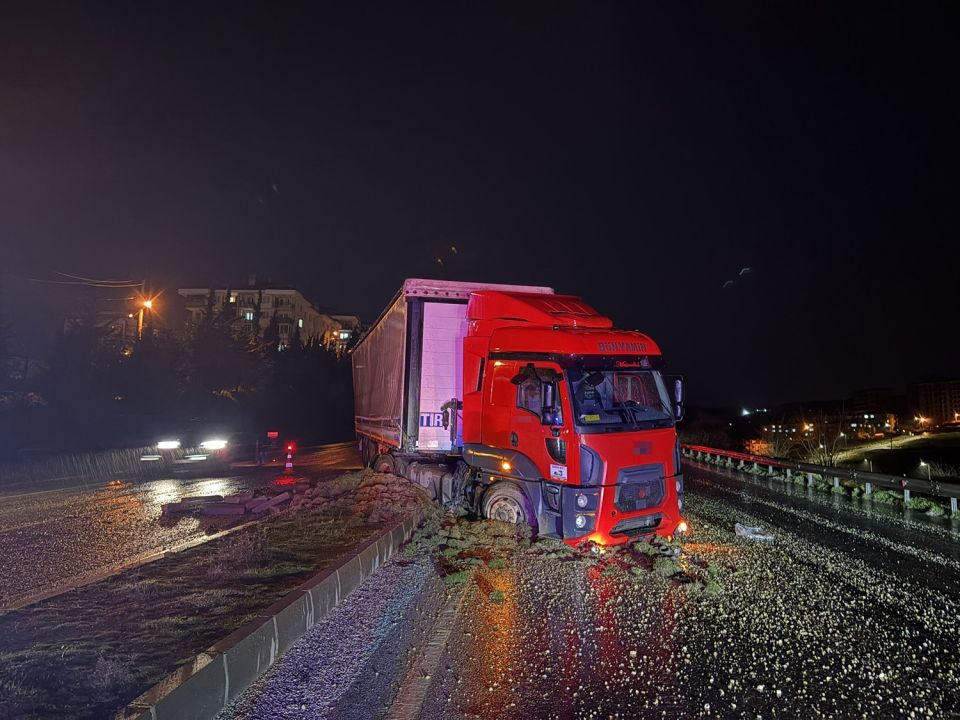 Manisa'da bir TIR kazası daha: Refüje çıktı!