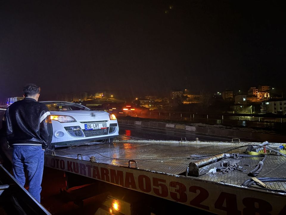 Manisa'da bir TIR kazası daha: Refüje çıktı!