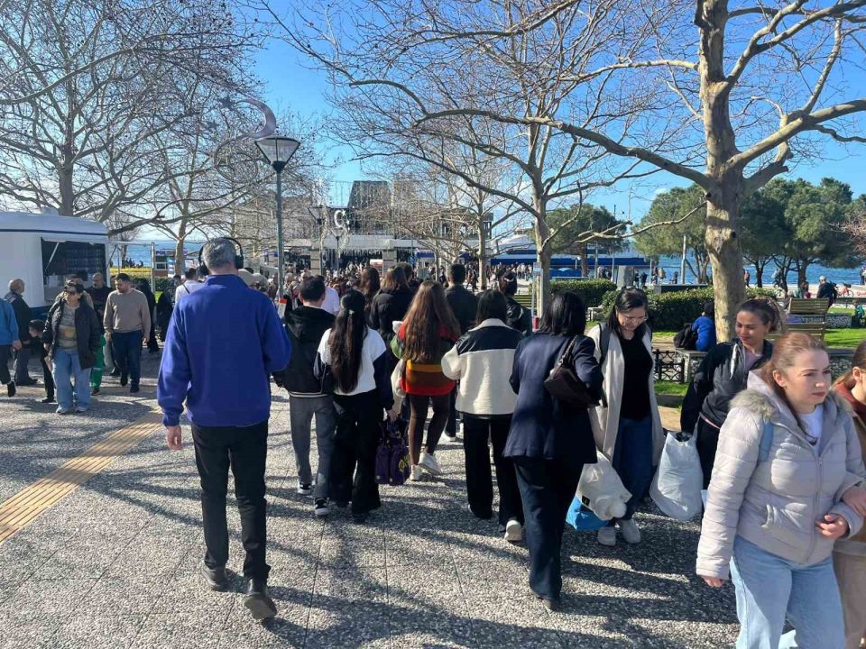 İzmir’de güneşli havayı gören vatandaşlar sahile akın etti