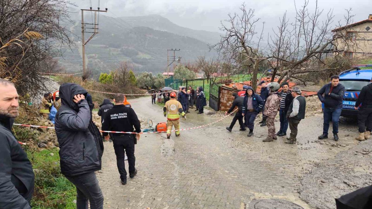 Manisa’da aşırı yağmurlardan istinat duvarı çöktü: 1 ölü!