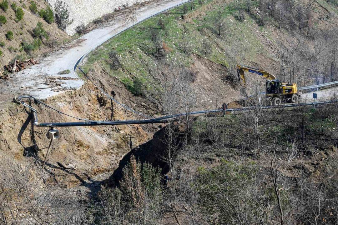 Komşu ilçede çöken yolda çalışmalar başladı