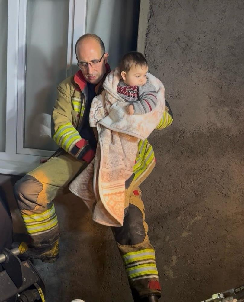 Manisa'da 11 kişilik aile selde mahsur kaldı: İtfaiye yardıma koştu!