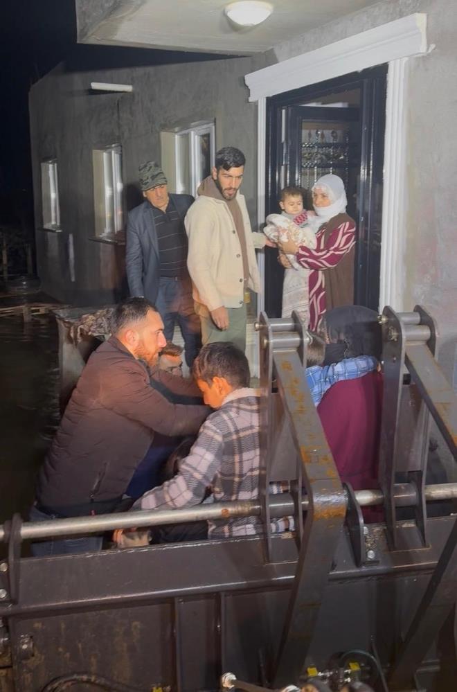 Manisa'da 11 kişilik aile selde mahsur kaldı: İtfaiye yardıma koştu!
