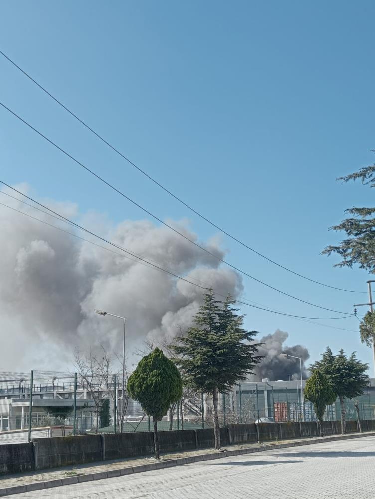Manisa'da korkutan yangın! Oyuncak fabrikası alevlere teslim oldu..