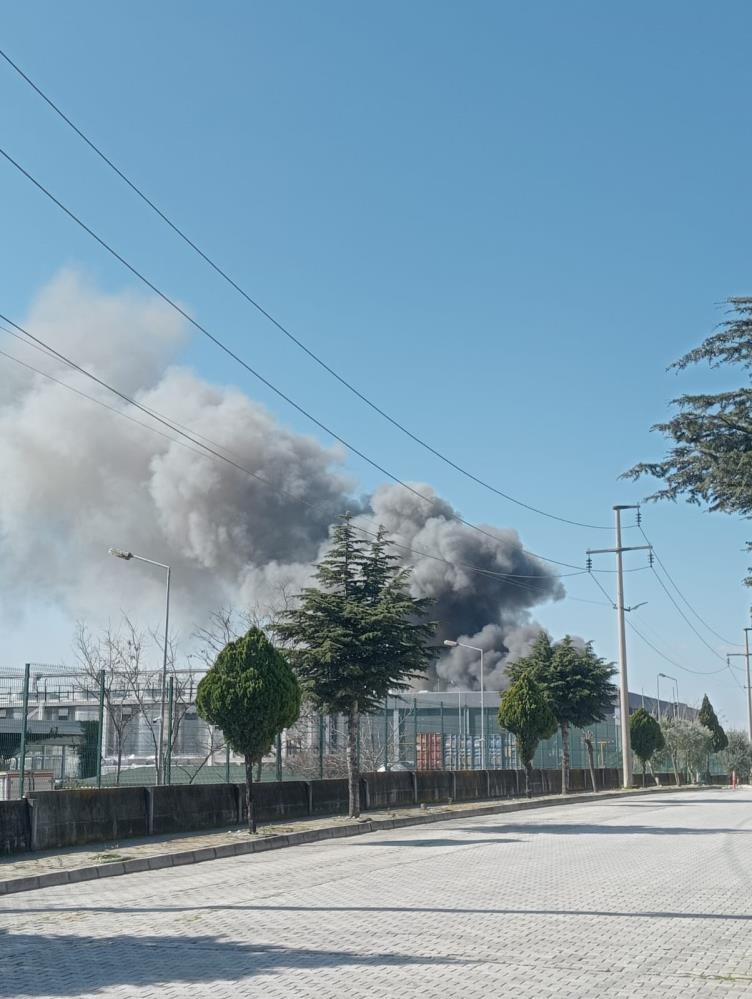 Manisa'da korkutan yangın! Oyuncak fabrikası alevlere teslim oldu..