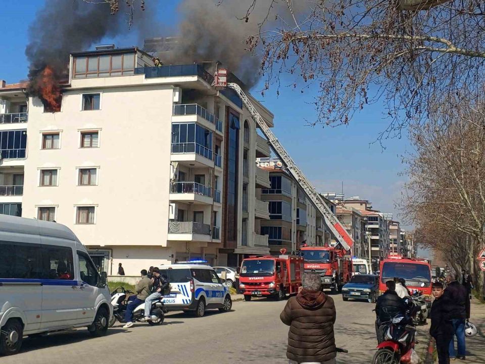 İlçede 4 katlı bina alevlere teslim oldu!