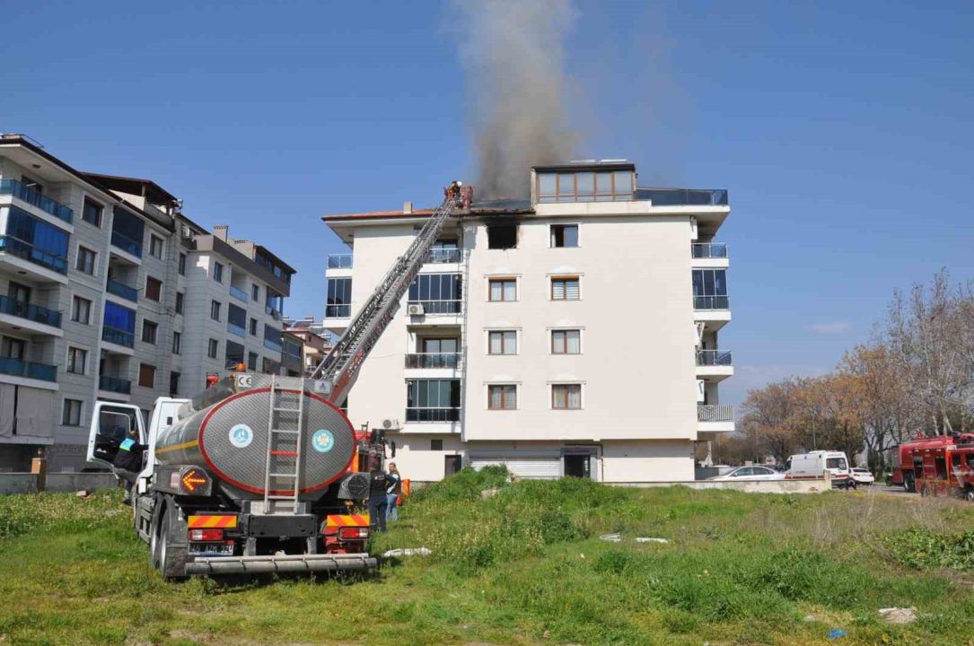 İlçede 4 katlı bina alevlere teslim oldu!