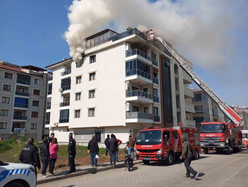 İlçede 4 katlı bina alevlere teslim oldu!