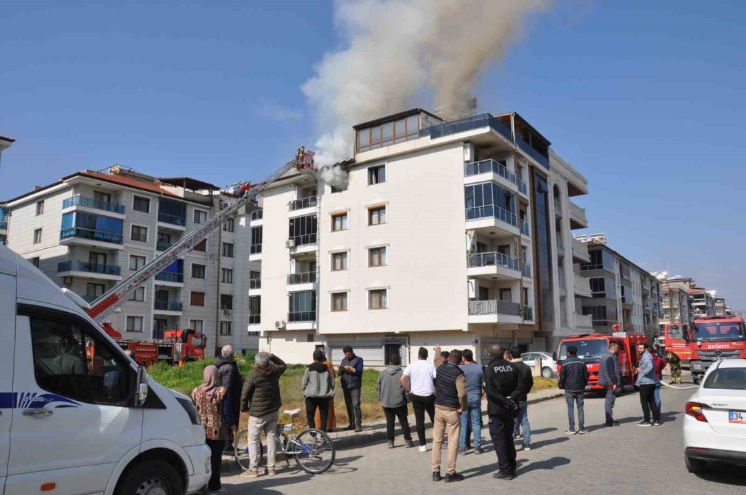 İlçede 4 katlı bina alevlere teslim oldu!