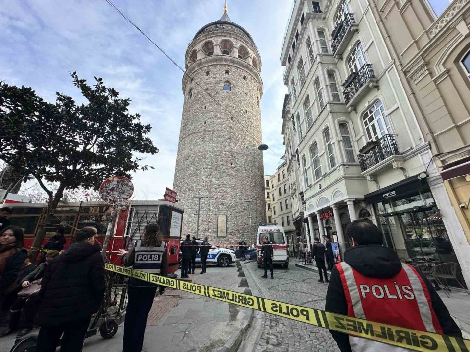 Galata Kulesi’nden atlayan kadın hayatını kaybetti!