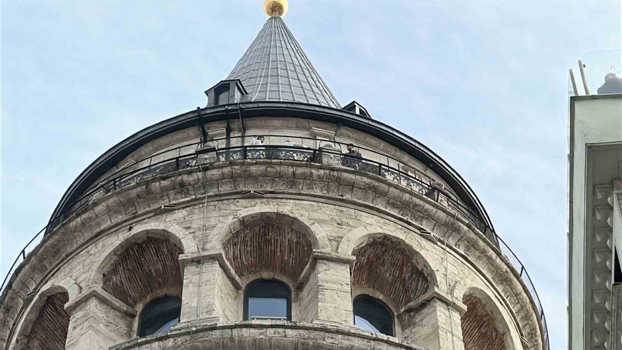 Galata Kulesi’nden atlayan kadın hayatını kaybetti!