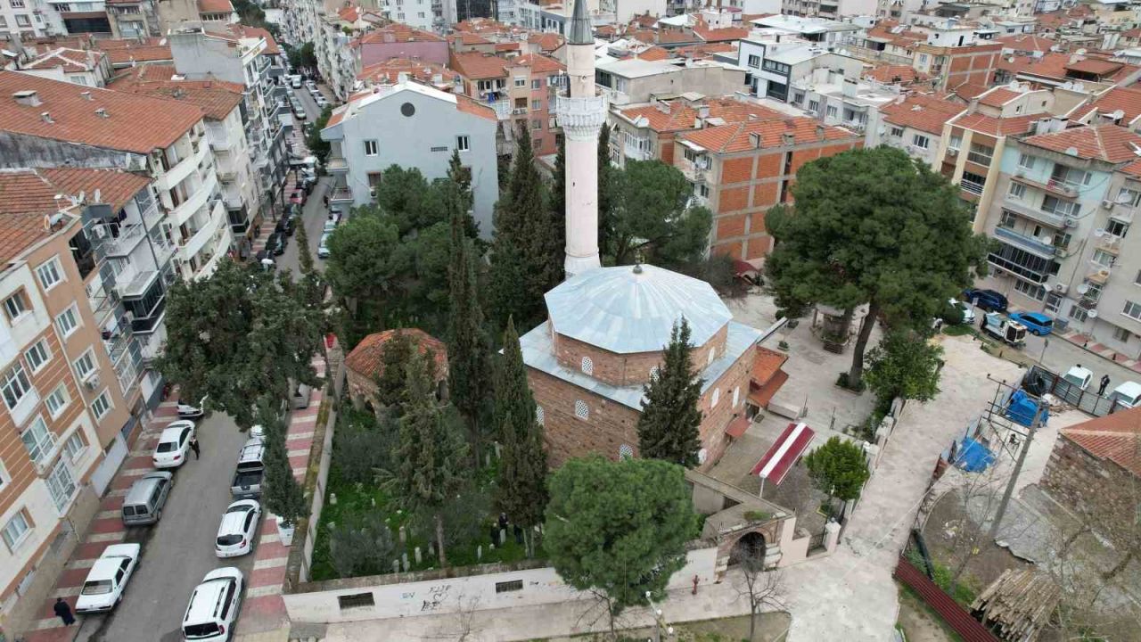 Manisa’da 500 yıllık tarihi hazireye saygısızlık
