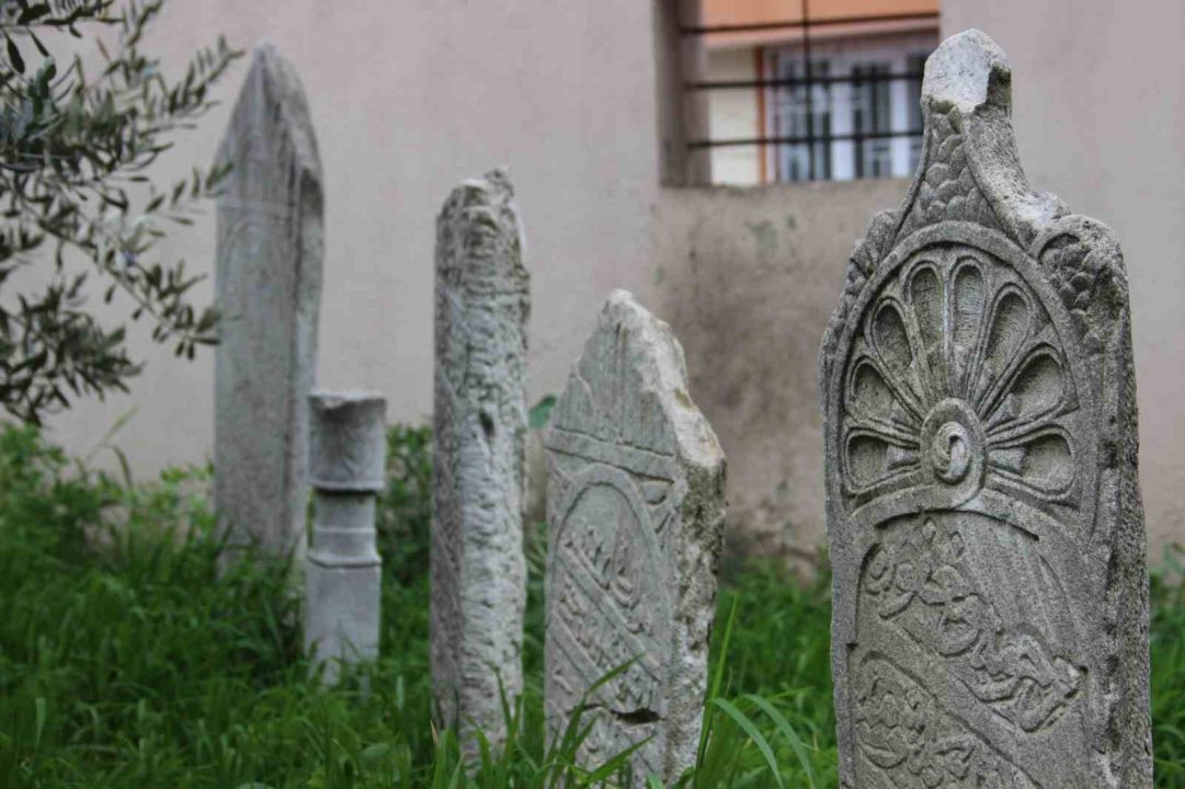 Manisa’da 500 yıllık tarihi hazireye saygısızlık