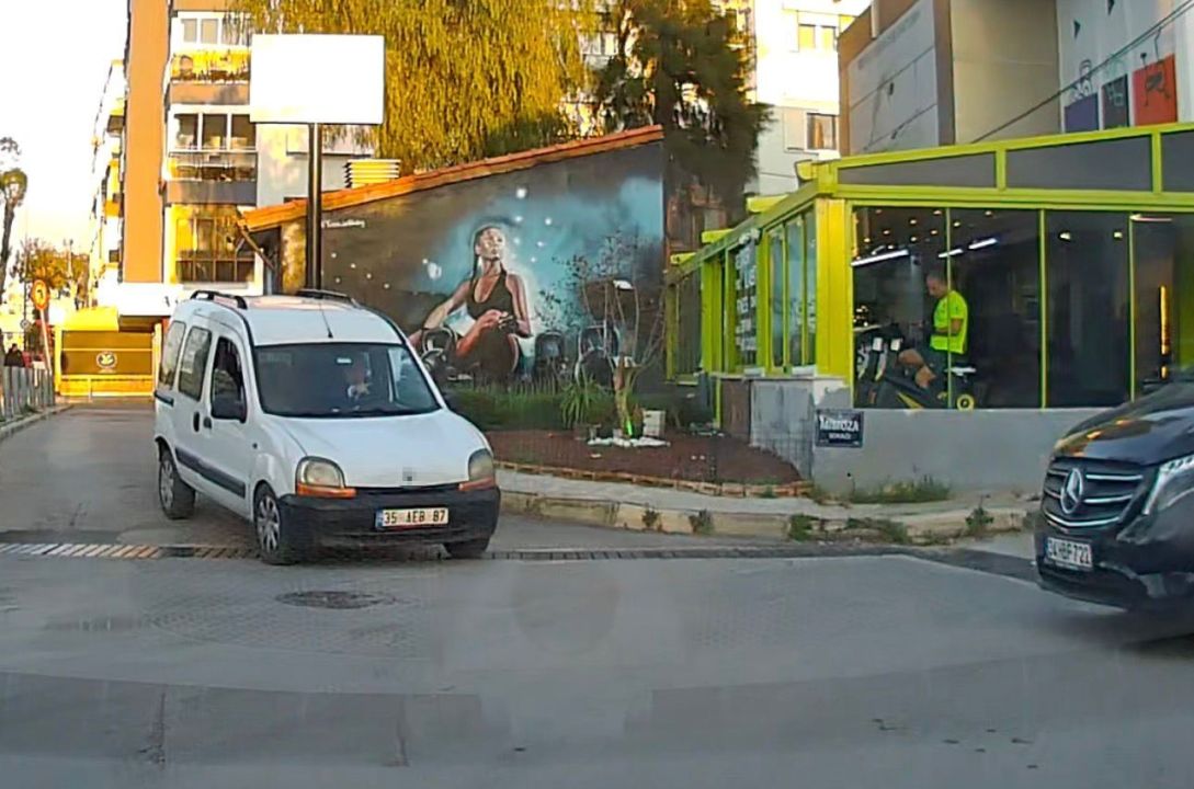 Ters yöne giren sürücünün kural ihlali araç kamerasına yansıdı!