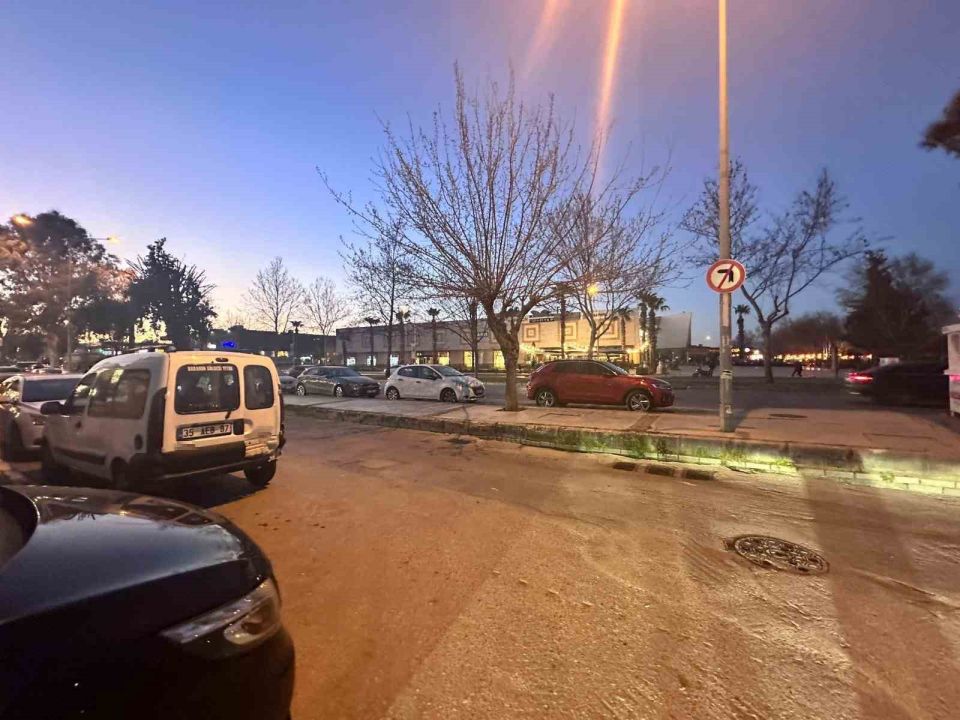 Ters yöne giren sürücünün kural ihlali araç kamerasına yansıdı!