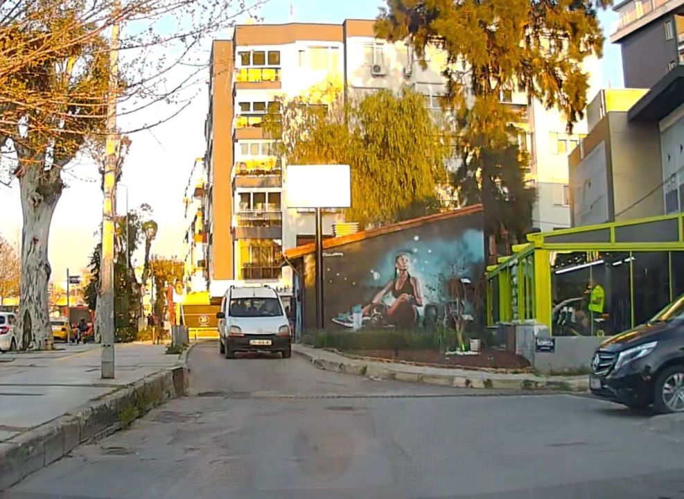 Ters yöne giren sürücünün kural ihlali araç kamerasına yansıdı!