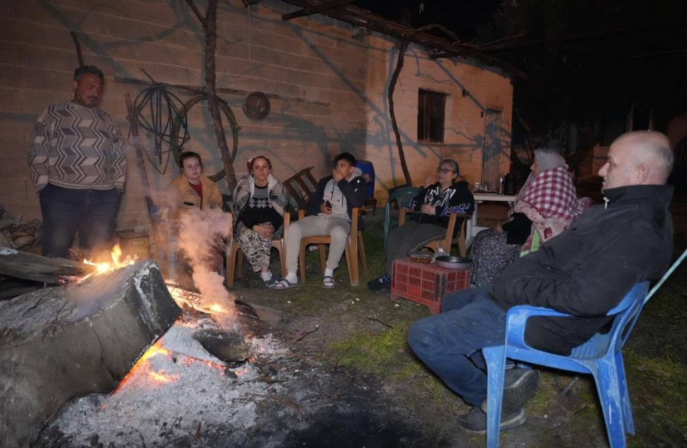 5.1 büyüklüğündeki depremden sonra artçılar devam ediyor: Vatandaşlar dışarda sabahladı!