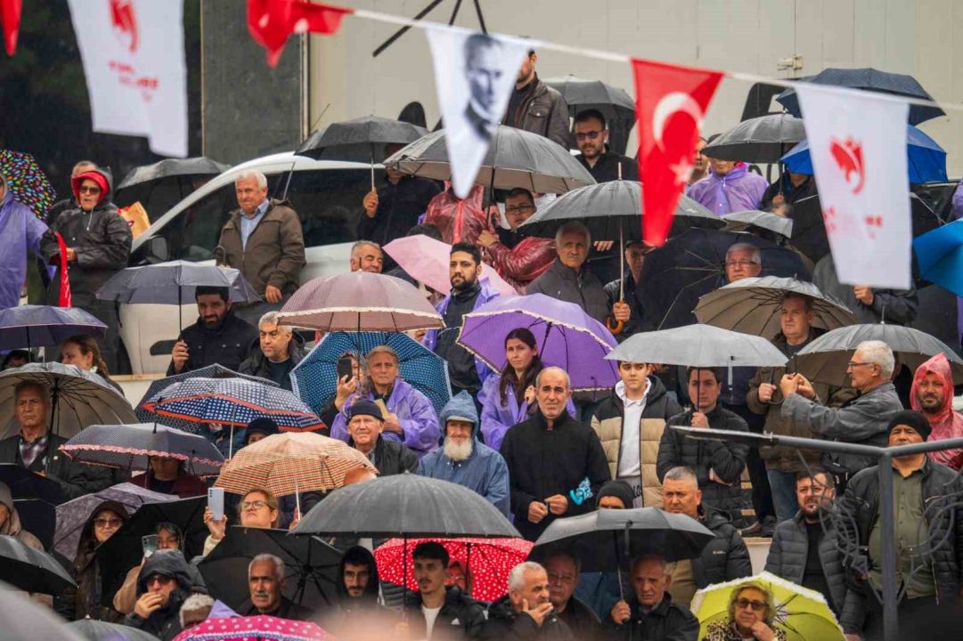 Özgür Özel Manisa'da konuştu: "CHP büyük bir saldırı altında"