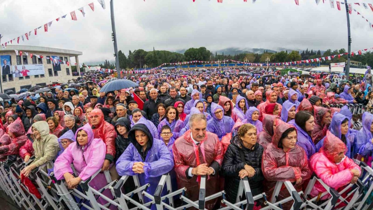 Özgür Özel Manisa'da konuştu: "CHP büyük bir saldırı altında"