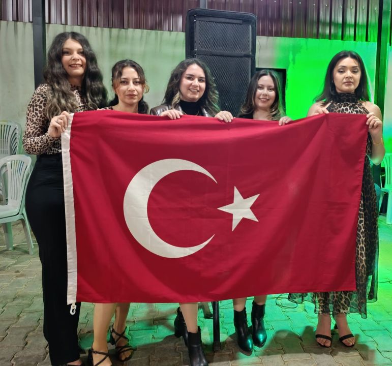 Muhtardan Anneler Günü’ne özel leopar gecesi
