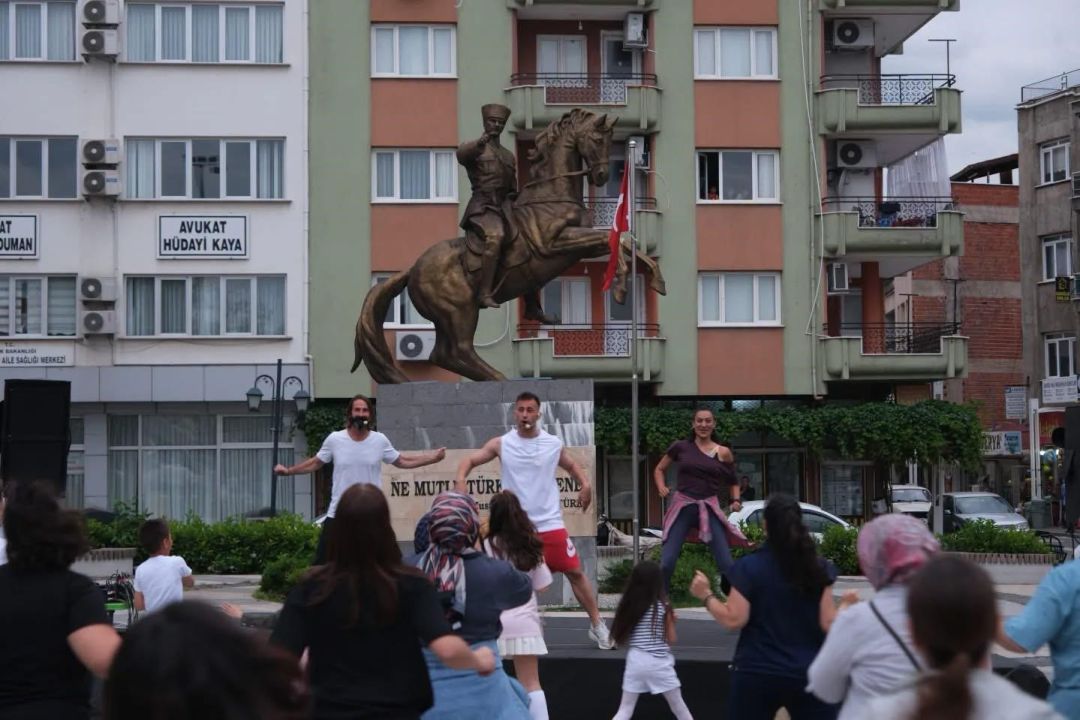Meydanda spor ve müzik coşkusu