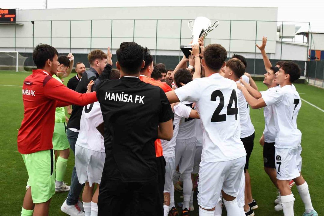 Manisa FK U19 Takımı, 177 takım arasında Türkiye şampiyonu oldu