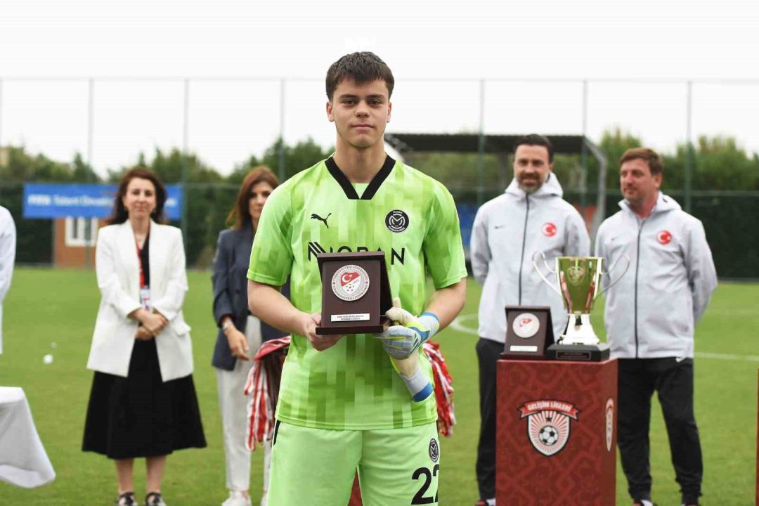 Manisa FK U19 Takımı, 177 takım arasında Türkiye şampiyonu oldu