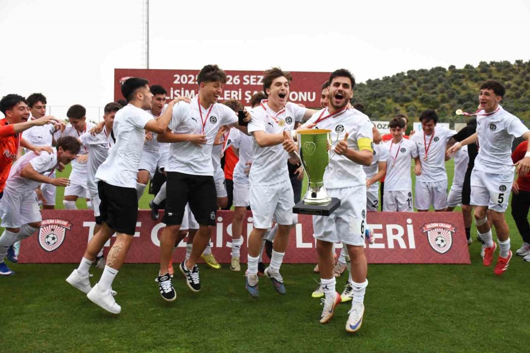 Manisa FK U19 Takımı, 177 takım arasında Türkiye şampiyonu oldu