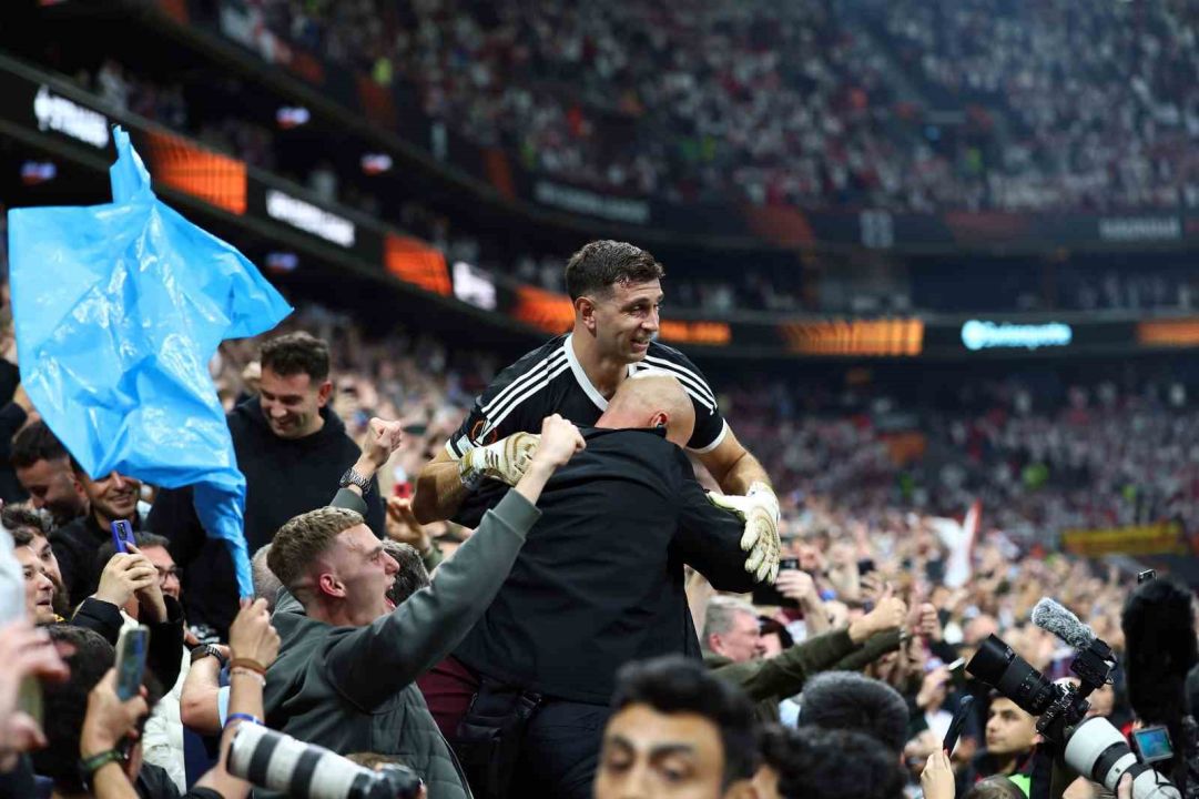 UEFA Avrupa Ligi şampiyonu Aston Villa kupasını aldı
