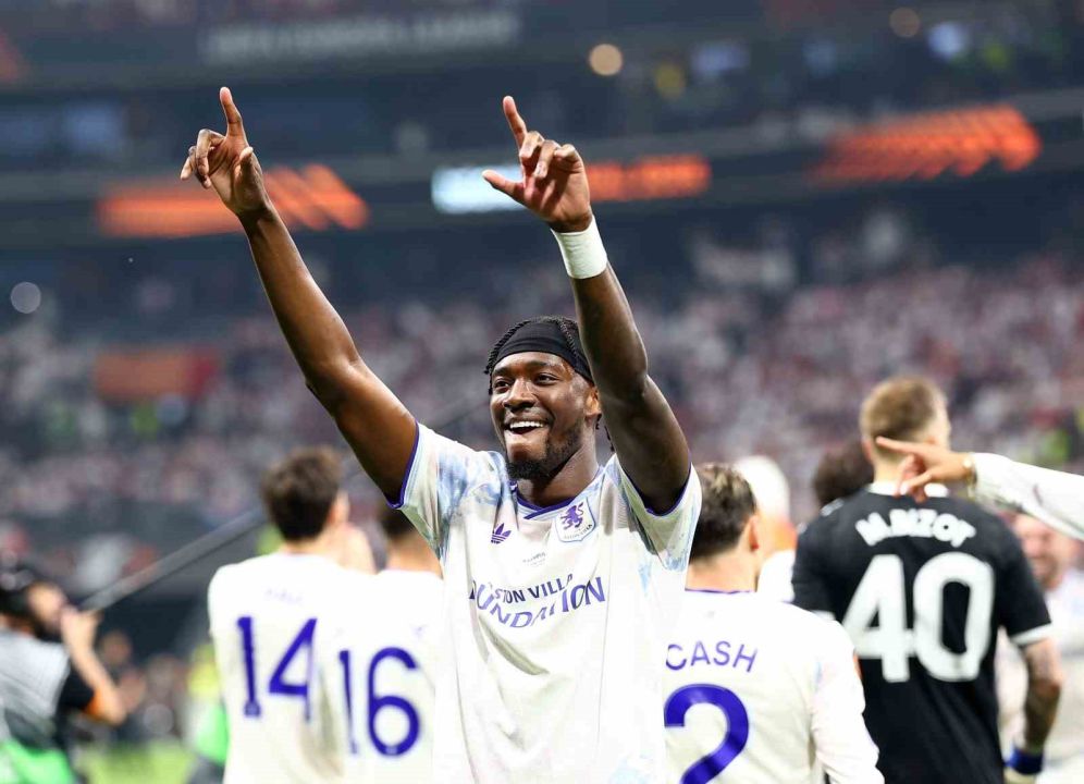 UEFA Avrupa Ligi şampiyonu Aston Villa kupasını aldı