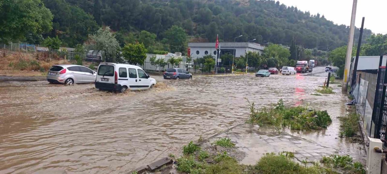 Salihli’yi sağanak vurdu, çok sayıda ev ve iş yeri su altında kaldı