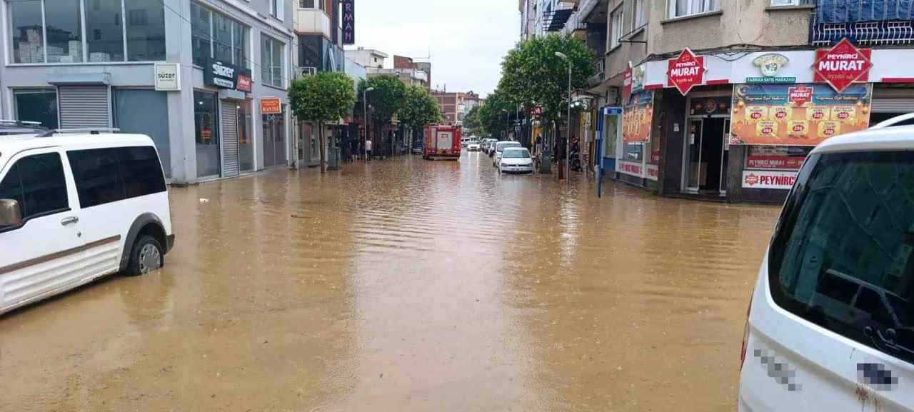 Salihli’yi sağanak vurdu, çok sayıda ev ve iş yeri su altında kaldı