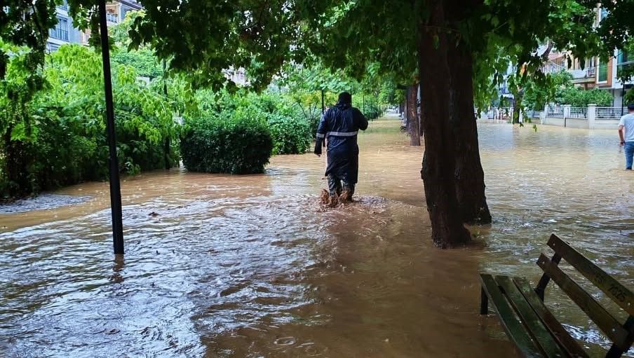 Salihli’yi sağanak vurdu, çok sayıda ev ve iş yeri su altında kaldı