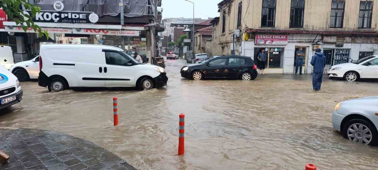 Salihli’yi sağanak vurdu, çok sayıda ev ve iş yeri su altında kaldı