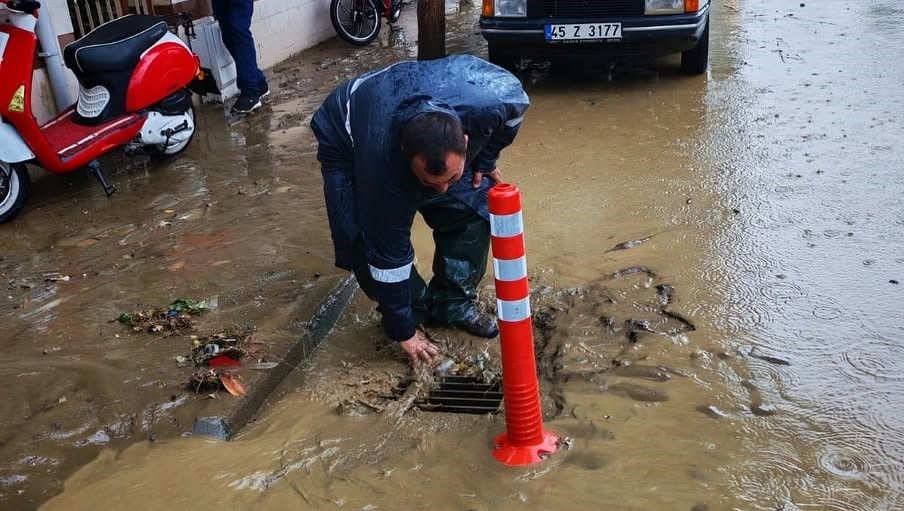 Salihli’yi sağanak vurdu, çok sayıda ev ve iş yeri su altında kaldı
