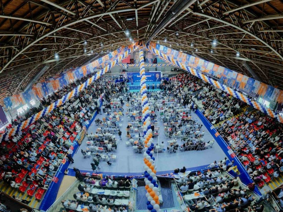AK Parti’ye Manisa’da toplu katılım: 612 kişiye rozet takıldı