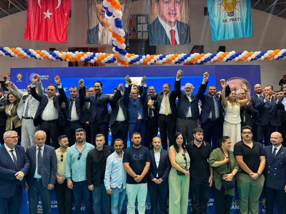 AK Parti’ye Manisa’da toplu katılım: 612 kişiye rozet takıldı