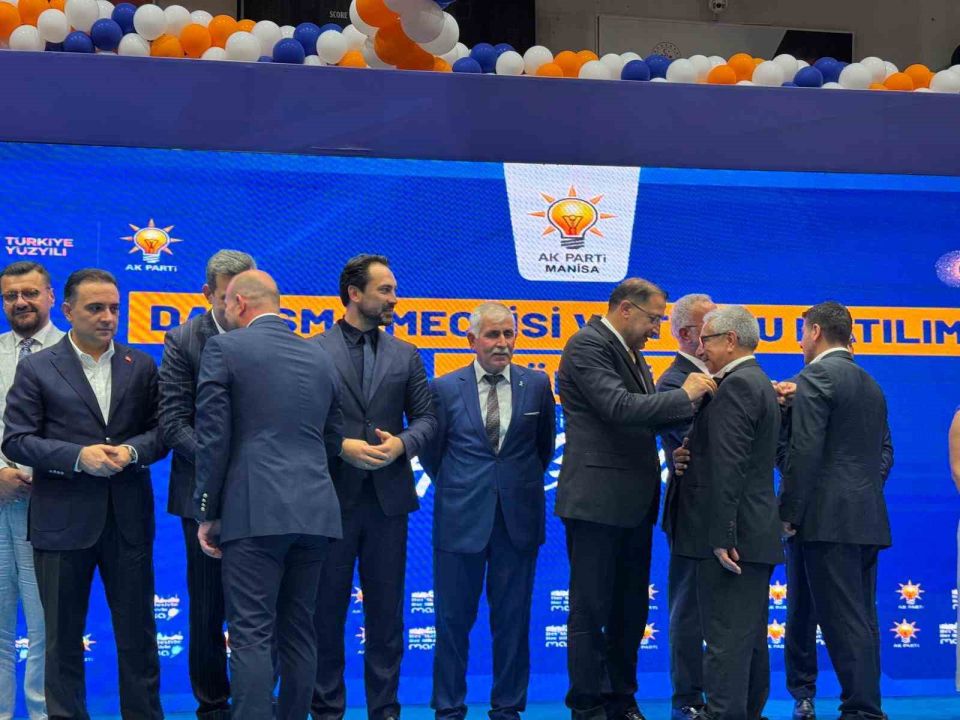 AK Parti’ye Manisa’da toplu katılım: 612 kişiye rozet takıldı