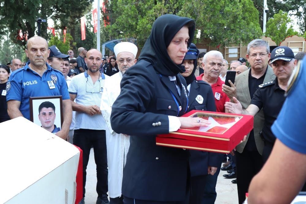 17 gün önce ikinci kez baba olmuş! Şehit polis memuru toprağa verildi