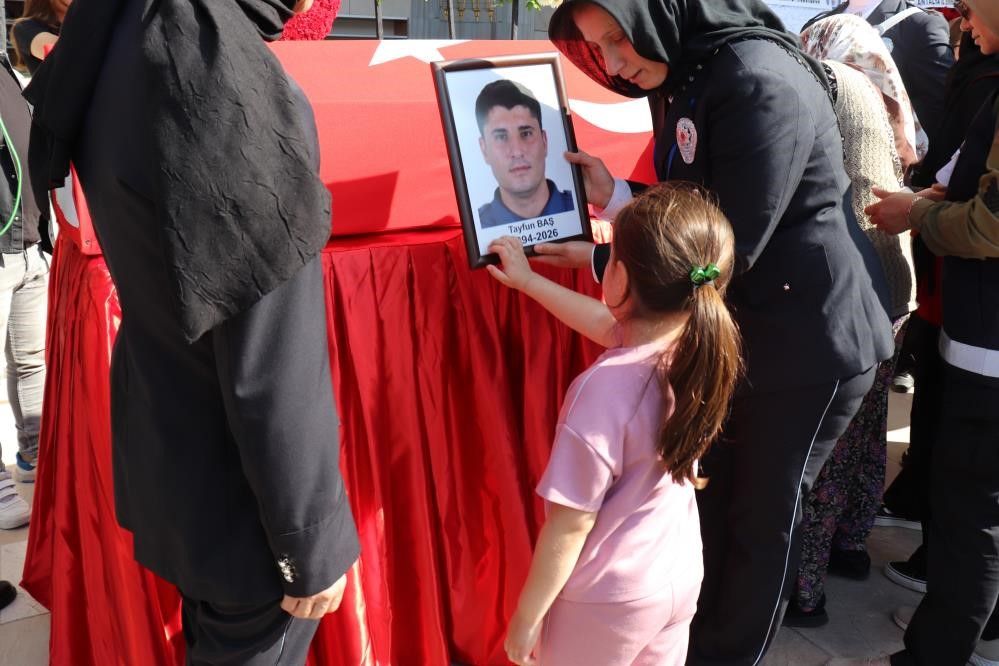 17 gün önce ikinci kez baba olmuş! Şehit polis memuru toprağa verildi