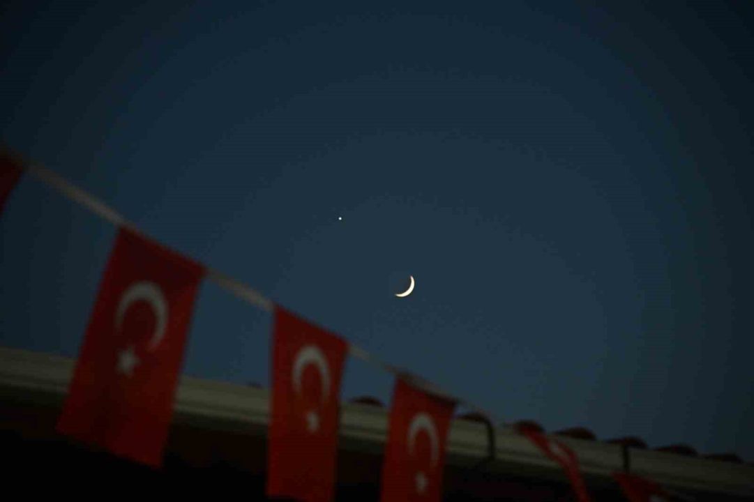 Demirci semalarında mest eden görüntü: Hilal ve yıldız yan yana