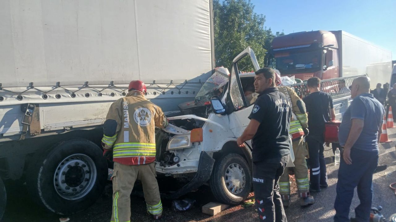 Manisa’da kamyonet tıra çarptı: 1’i ağır 2 yaralı